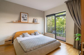 2 Bedroom Apt, 2 Garage Spots & Balconies, Self Check-in, by Cohost